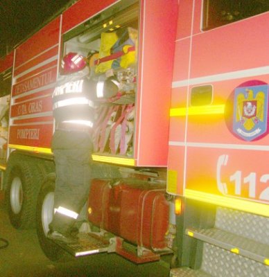 Autoutilitară în FLĂCĂRI, lângă o benzinărie din Constanța